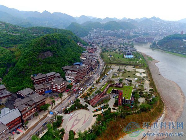 赤水河旅游公路旁的綜合服務(wù)體。（貴州省公路局提供）