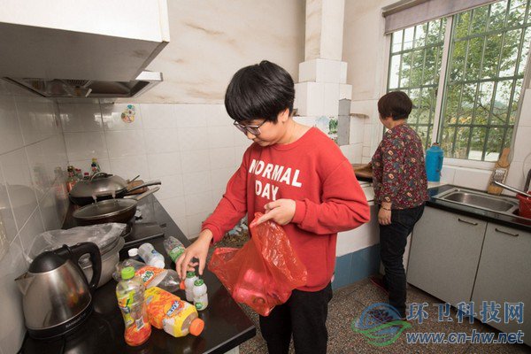 10月30日，在道場(chǎng)鄉(xiāng)錢山下村，村民在家中進(jìn)行垃圾初分初揀。
