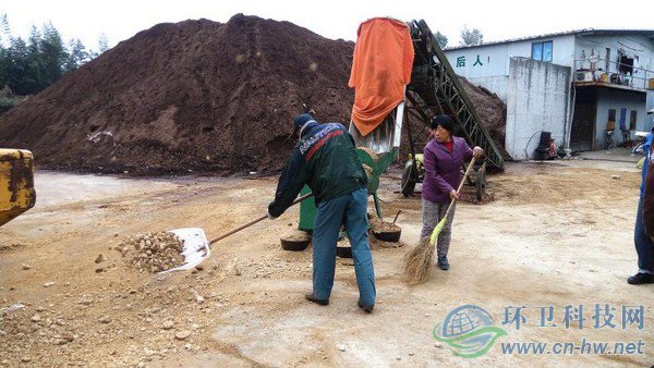 工人將機器碾碎的園林廢棄物鏟入發(fā)酵堆，噴灑生物菌劑攪拌后，自然發(fā)酵兩到四個月，就能成為有機介質(zhì)，用來改良土壤
