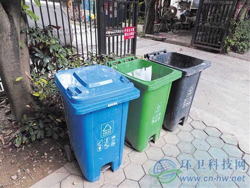 垃圾分類試點(diǎn)小區(qū)都配有這樣的三色垃圾桶