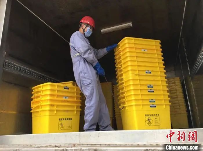 圖為危廢處置中心運(yùn)輸部蘇懷國整理周轉(zhuǎn)空箱,為次日工作做準(zhǔn)備?!堟?攝